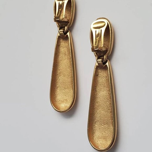 Signed Vendome Hammered Matte Gold-tone Long Clip-on Earrings - Picture 6 of 10